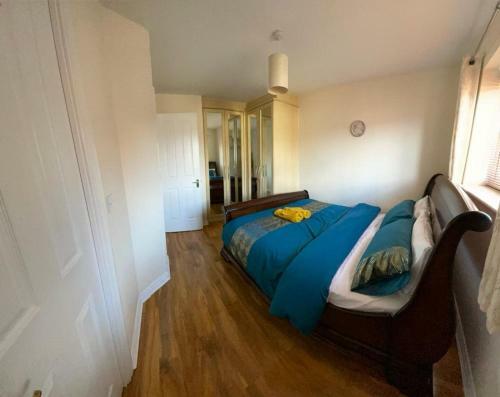 3 Bed Home With Free Parking + Wifi, Near Town