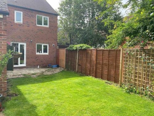 3 Bed Home With Free Parking + Wifi, Near Town