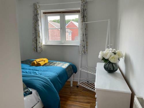 3 Bed Home With Free Parking + Wifi, Near Town