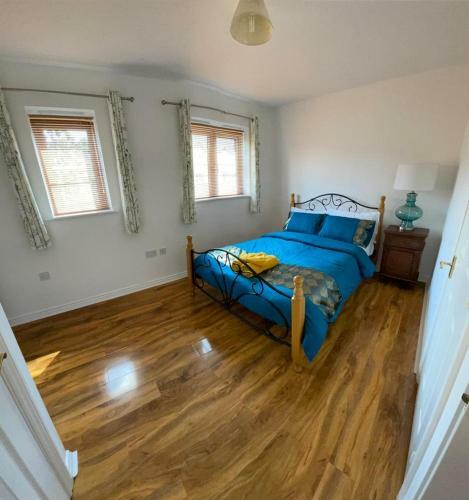 3 Bed Home With Free Parking + Wifi, Near Town