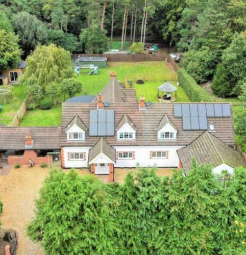 Large 5 Bedroom House Sleeps 10-23
