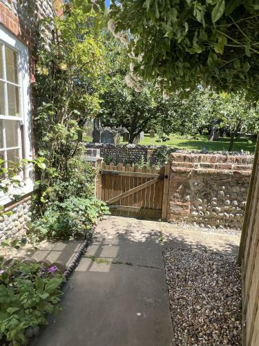2 Bed Flint Cottage Walking Distance To Beach
