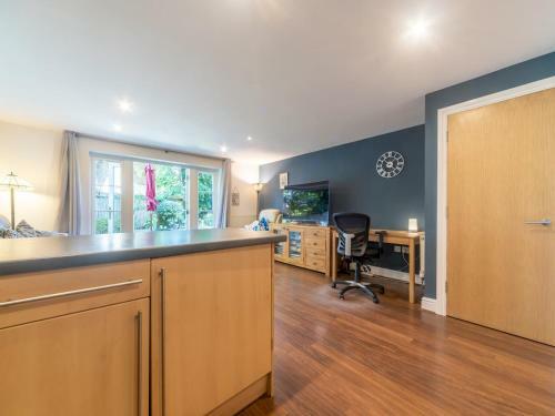 Pass The Keys Spacious Apartment Leading Onto A Shared Garden
