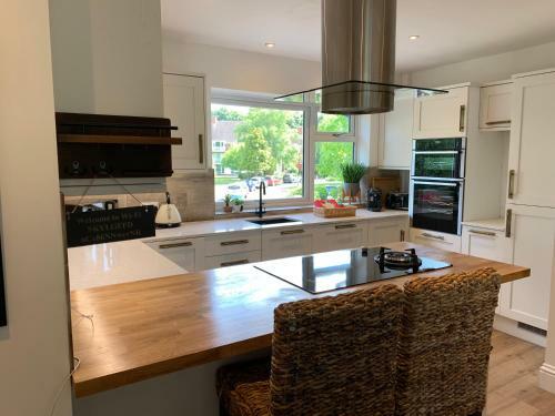 Stunning 2-bedroom Apartment In Central Warwick