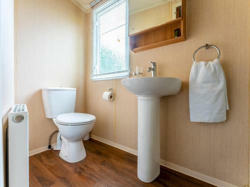Pass The Keys Delightful 3 Bedroom Caravan With On-site Pool