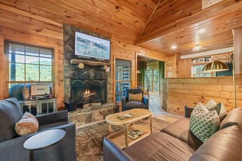 Magnolia Pine With Hot Tub And Mountain Views