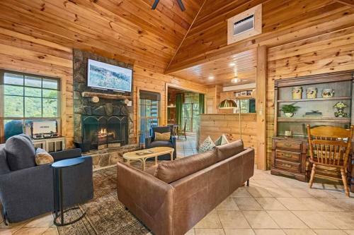 Magnolia Pine With Hot Tub And Mountain Views