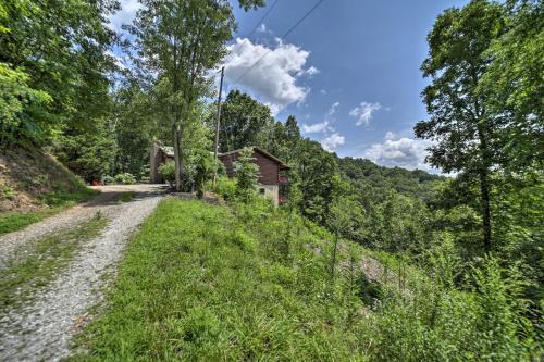 Secluded Franklin Getaway With 2 Decks And Grill!