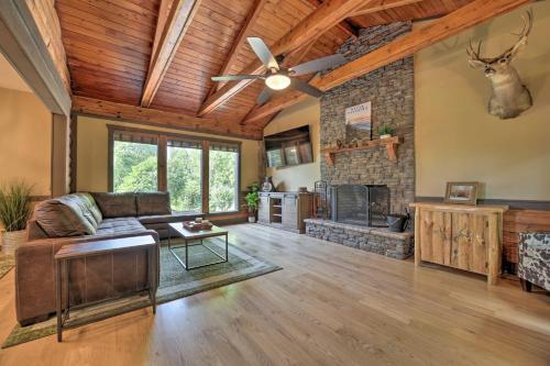 Secluded Franklin Getaway With 2 Decks And Grill!