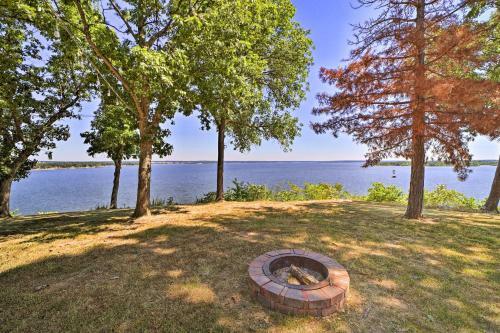 Grand Lake Waterside Getaway With Spacious Deck