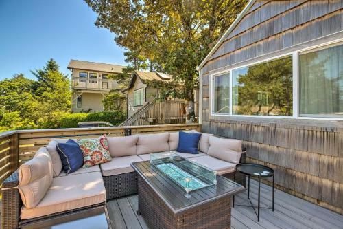 Quaint Sur La Mer Cottage With Deck, Fire Pit