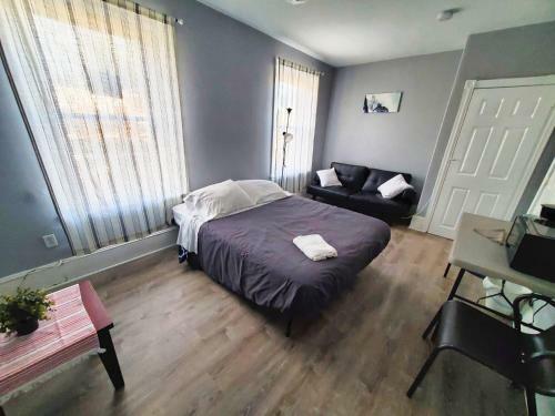 1 Bdrm Apartment With 2 Queen Beds & Small Kitchenette
