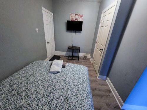 1 Bdrm Apartment With 2 Queen Beds & Small Kitchenette