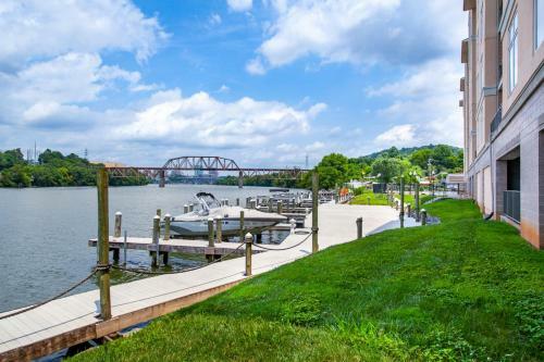 Riverside Condo Downtown River Views Access