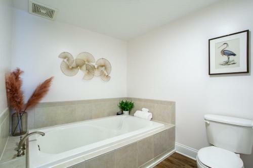 Riverside Condo Downtown River Views Access