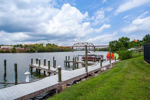 Riverside Condo Downtown River Views Access