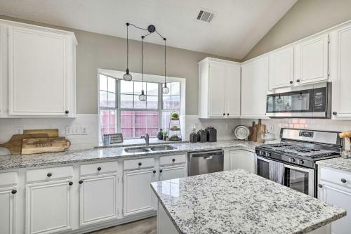 Beautiful Brick Home With Game Room, Pool And Spa