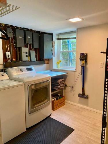 Nashville Oasis: Gym, Golf, Yard, Prime Location