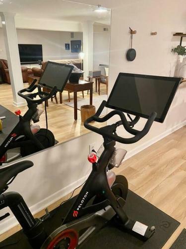 Nashville Oasis: Gym, Golf, Yard, Prime Location