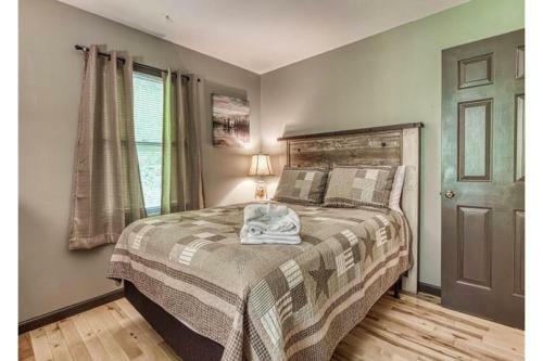 Creek Dreamin' # 209 By Aunt Bug's Cabin Rentals
