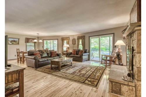 Creek Dreamin' # 209 By Aunt Bug's Cabin Rentals