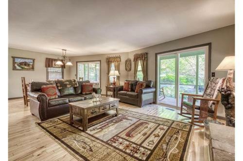 Creek Dreamin' # 209 By Aunt Bug's Cabin Rentals
