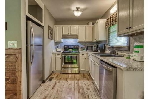 Creek Dreamin' # 209 By Aunt Bug's Cabin Rentals