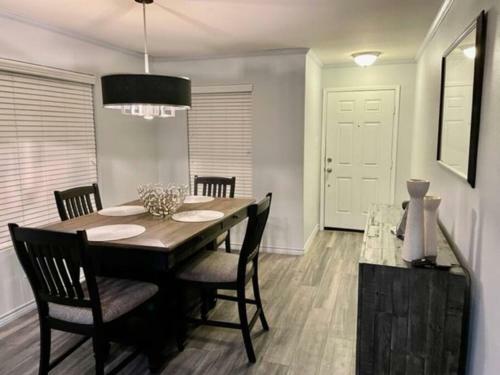 Centrally Located In Dfw 3br Close To Stadiums!