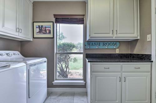 Luxe Granbury Abode With Pool About 4 Mi To Lake!