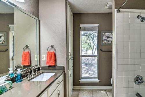 Luxe Granbury Abode With Pool About 4 Mi To Lake!