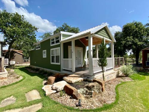 Lovely Tiny Home Just 4 Miles To Downtown