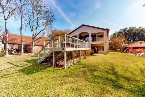 Luxury Lakeside Stunner
