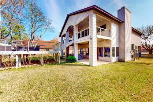 Luxury Lakeside Stunner