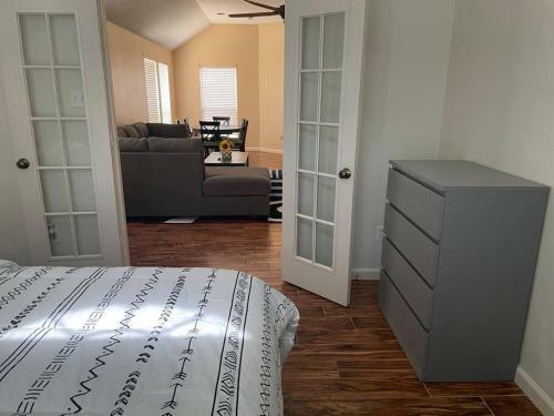 Gorgeous 4 Bedroom With Electric Gate!