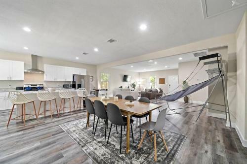 Central & Stylish Home With Games 8 Mins To Downtown