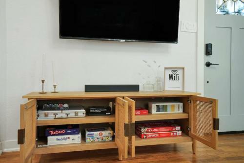 Monterey House-minutes From Riverwalk Luxe Home