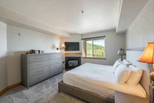 Spacious Three Bedroom With Pool Steps To Skiing And Golf