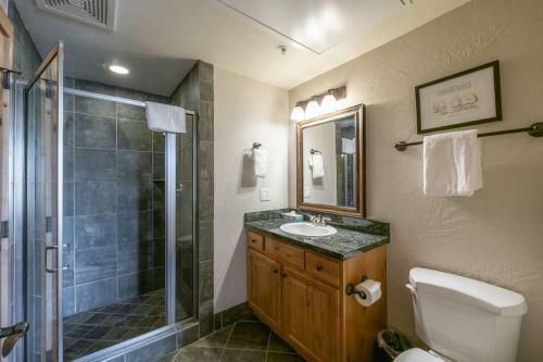 Spacious Three Bedroom With Pool Steps To Skiing And Golf