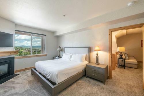 Spacious Three Bedroom With Pool Steps To Skiing And Golf