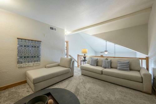 Spacious Three Bedroom With Pool Steps To Skiing And Golf