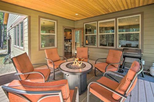 Modern-rustic Ronald Getaway Hot Tub, Grill!