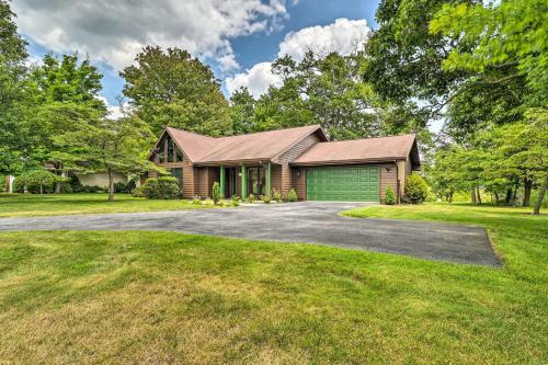Chic Hedgesville Cabin With Golf Course Views!