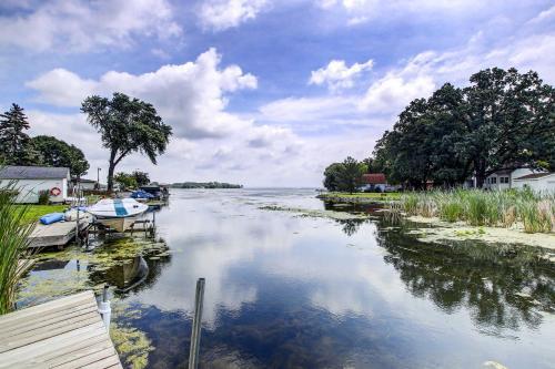 Charming Lake Winnebago Retreat Dock And View!