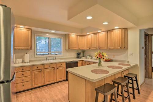 Inviting Whitefish Bay Getaway With Large Yard!
