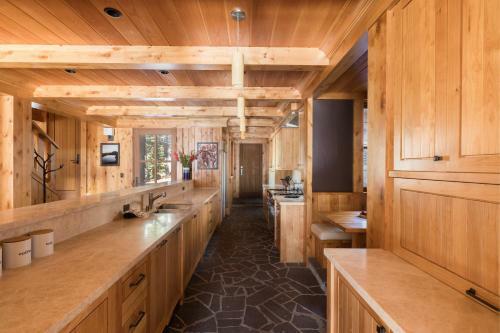 Hunter By Avantstay Riverfront Cabin W Prvt Cottage 5mins From Squaw