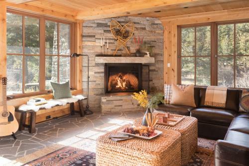 Hunter By Avantstay Riverfront Cabin W Prvt Cottage 5mins From Squaw