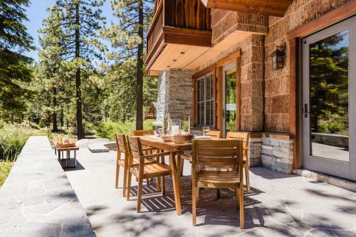 Hunter By Avantstay Riverfront Cabin W Prvt Cottage 5mins From Squaw