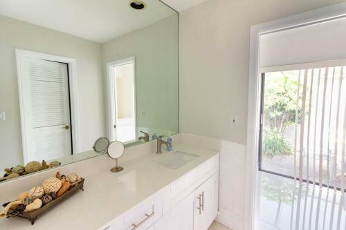 Spacious 3 Bed/2.5bath Miami Home W/ Pool!