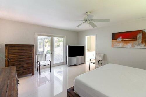 Spacious 3 Bed/2.5bath Miami Home W/ Pool!