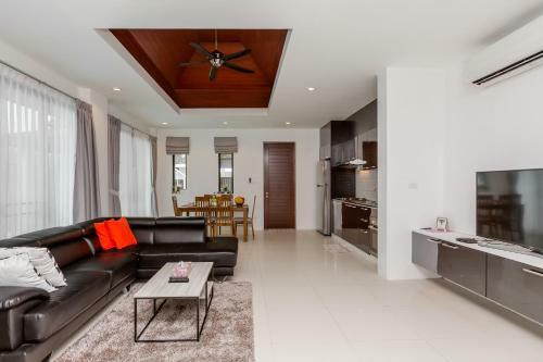 2 Bedrooms Pool Villa In Rawai